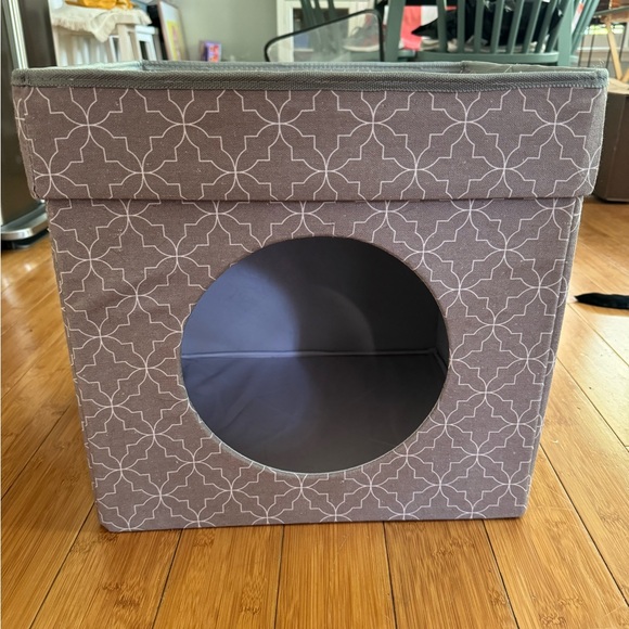 Cat hiding/play box with sturdy top for cat to lay on. Removable padding on top - Picture 5 of 7